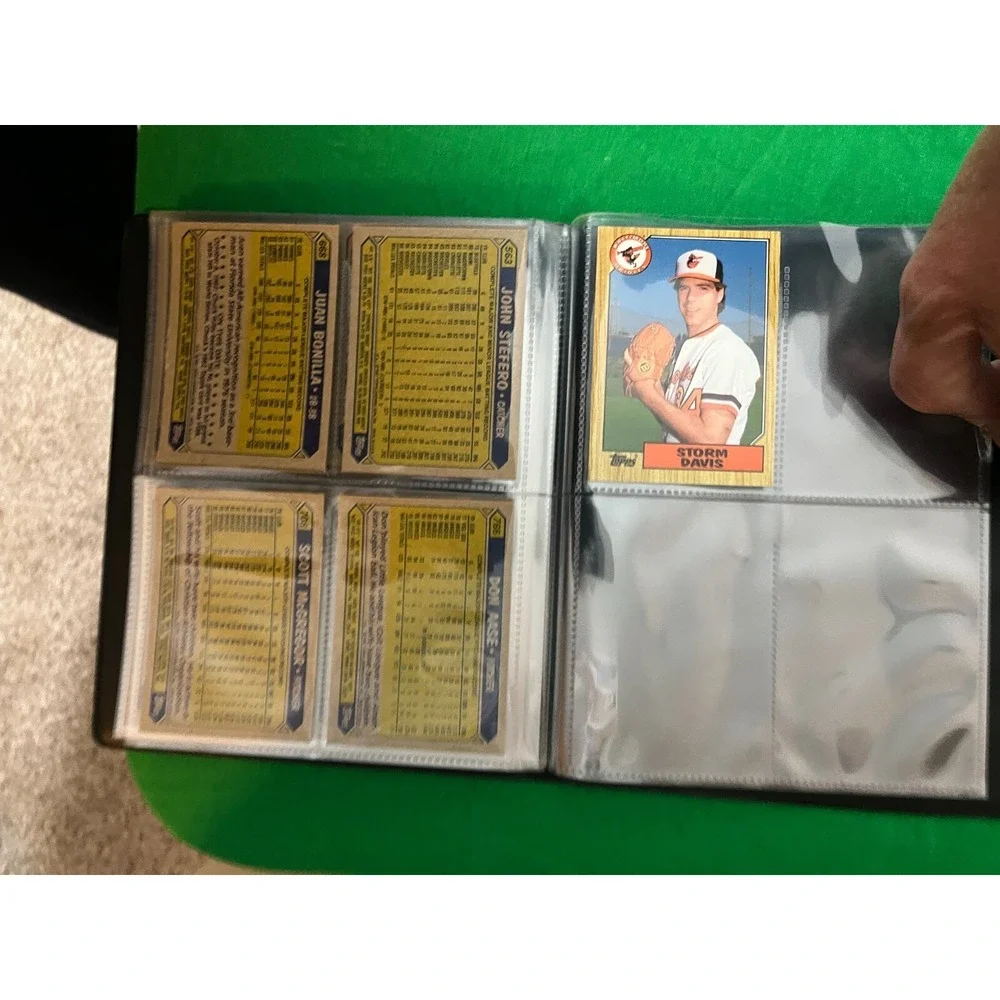 Baltimore Orioles 1987 Topps Team Set with‎ 40 card collector album.